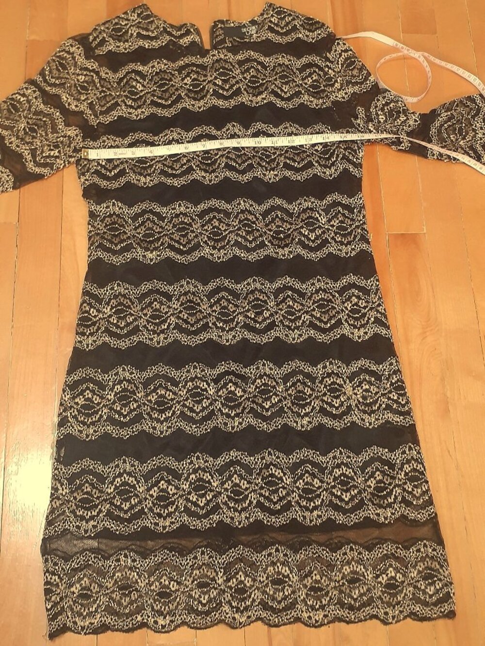 Robe noire, brodée doré, Secret Label